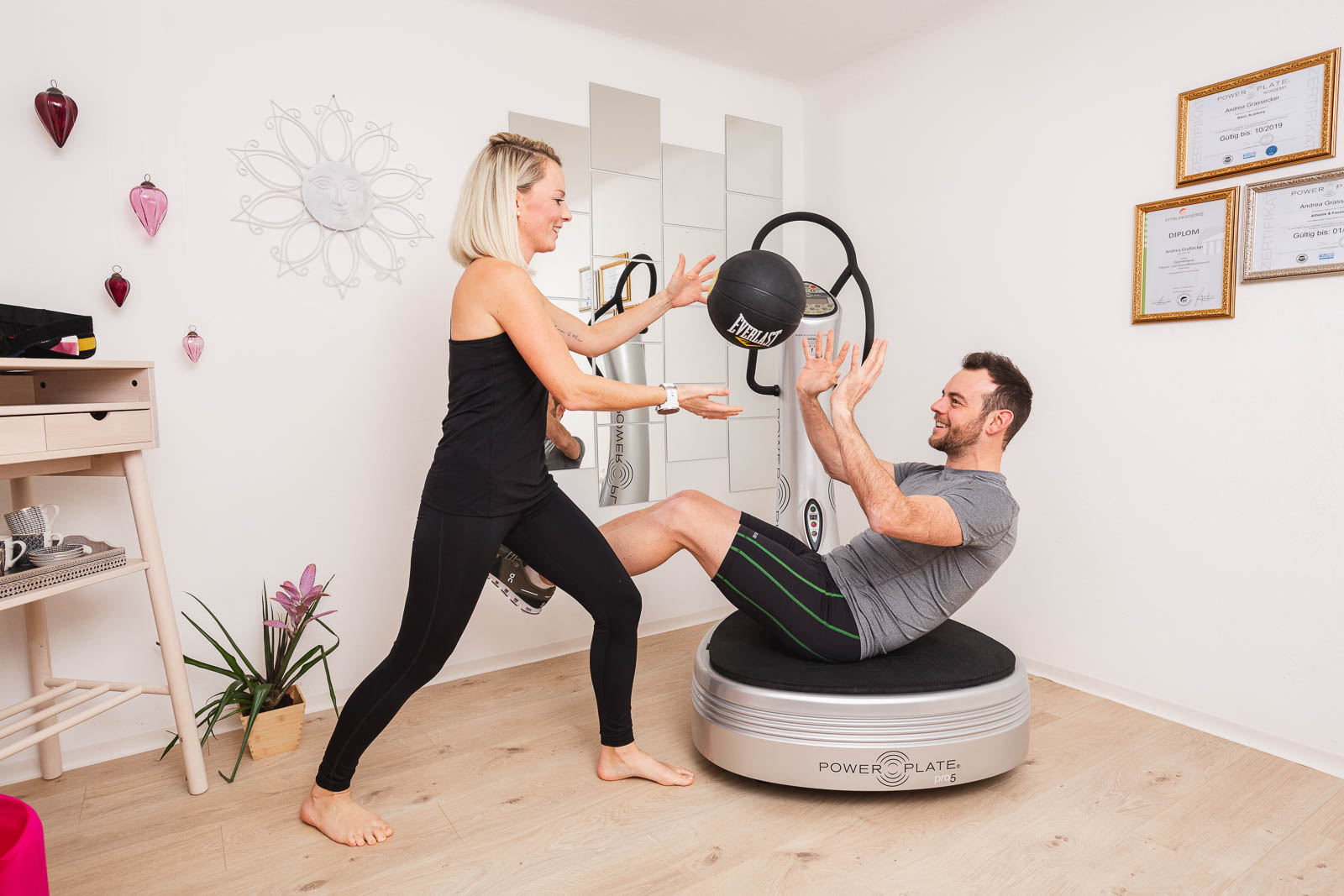 Andrea beim Power-Plate-Training mit Klient